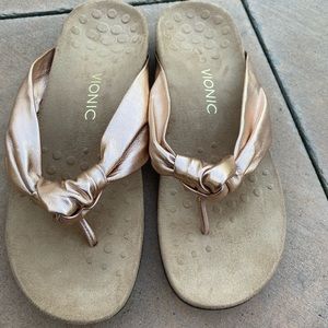 NWOT Vionic Rose Gold Pippa Knot Flip Flop Sandals size 10